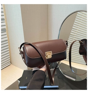 Dettaglio della borsa a tracolla vintage marrone scuro con fibbia quadrata in metallo dorato