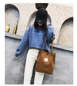Sac fourre-tout en velours côtelé marron au design carré spacieux et style rétro minimaliste