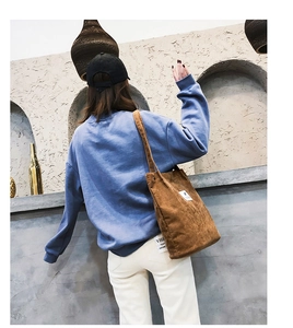 Gros plan du sac cabas en velours côtelé marron montrant sa texture fine et son look décontracté