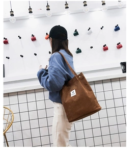 Sac fourre-tout en velours côtelé marron montrant la grande capacité et la bandoulière