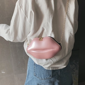 Creative pink lip-shaped crossbody bag made of shiny patent leather with gold chain strap