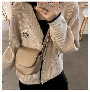 Detailansicht der beigen Vintage-Satteltasche mit glatter Lederoptik für Damen