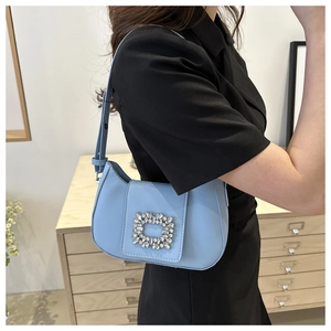 Sac à bandoulière bleu clair en similicuir avec boucle carrée en cristal et forme selle