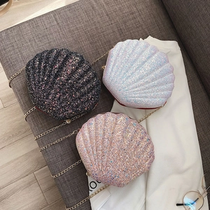 Sparkling shell-shaped sequin crossbody bags with gold metal chains in three colors