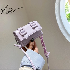 Detail van de lavendelkleurige mini crossbody tas van PU-leer met gespen en dikke ketting