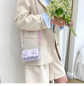 Detail van lavendel mini vierkante tas met retro dubbele gesp en dikke plastic ketting