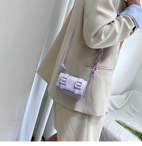 Mini lavendel crossbody tas met grove plastic ketting en dubbele gesp detail