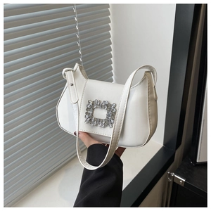 Détail du sac demi-lune en PU blanc avec boucle rectangulaire ornée de strass brillants