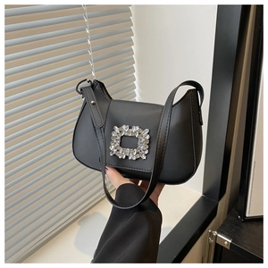 Détail du sac demi-lune en cuir noir mat avec boucle carrée ornée de strass argentés