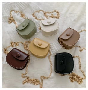 Detailopname van minimalistische mini-zadeltassen in zes matte lederkleuren met ketting