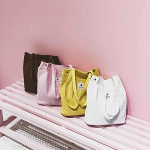 Lot de quatre sacs cabas en velours côtelé colorés avec bandoulières et bouton-pression