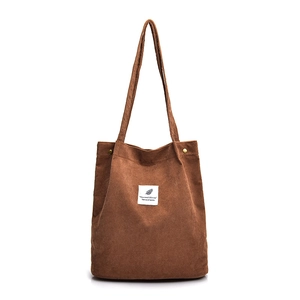 Sac fourre-tout en velours côtelé marron avec écusson blanc et fermoir aimanté