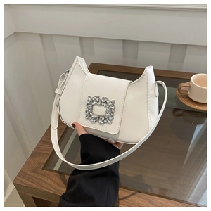 Sac sous le bras blanc en similicuir avec boucle en cristal et bandoulière fine