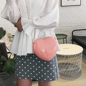Glänzende, pinkfarbene Mini-Umhängetasche in Herzform mit goldener Kette für Damen