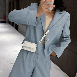 Mini witte lederen crossbody tas met grove kettingriem en dubbele vierkante gespen