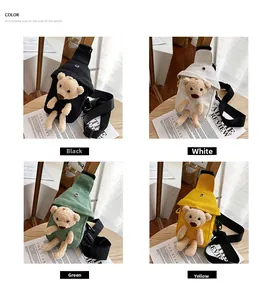 Detalle de bolsos cruzados de lona en cuatro colores con adorno de oso de peluche en 3D