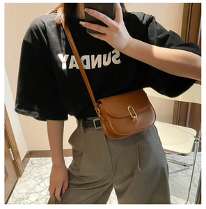 Klassische braune Satteltasche aus Leder mit goldener U-Schnalle und langem Schultergurt