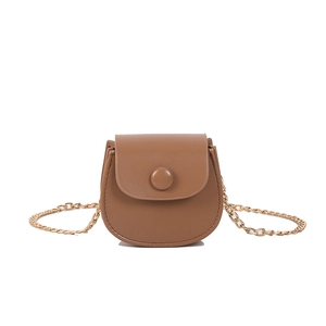 Minimalistische bruine zadeltas met halfronde flap en dunne gouden kettingriem
