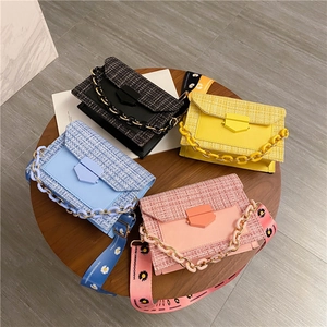 Fashionable crossbody bag set in four colors with daisy print wide strap and chain detail