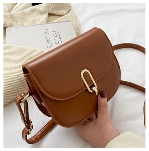 Nahaufnahme der braunen Satteltasche mit goldener Metallschnalle und Kunstleder-Finish