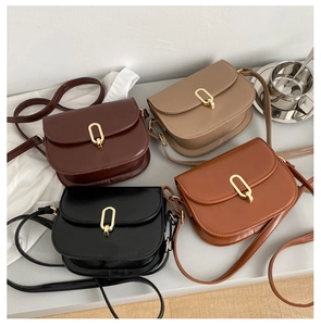 Detailansicht der Satteltaschen in Dunkelbraun, Khaki, Schwarz und Karamellfarben