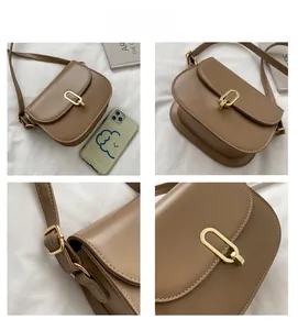 Detailansicht der khakifarbenen Satteltasche mit Goldschnalle und Handy zum Größenvergleich