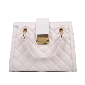 Borsa tote in pelle trapuntata bianca con dettagli dorati e tracolla a catena