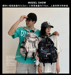 Dettaglio dello zaino alla moda con stampa graffiti, tasche frontali e ciondolo a papera
