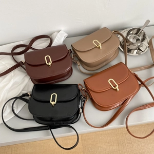 Minimalistische Vintage-Satteltaschen in vier Farben mit goldenem Metallverschluss