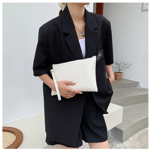 Pochette a busta bianca effetto coccodrillo con zip dorata e cinturino da polso in pelle