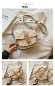 Detailansicht der khakifarbenen Stroh-Satteltasche mit Lederbesatz und Goldverschluss