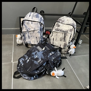Détail du sac à dos en toile graffiti avec charme canard et poches multiples