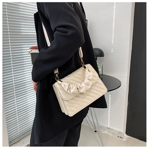 Detalle del bolso bandolera acolchado blanco con asa de nube fruncida y hebilla dorada
