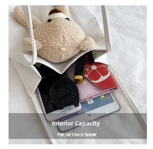 Innenkapazität der weißen Canvas-Tasche mit iPad und täglichen Utensilien