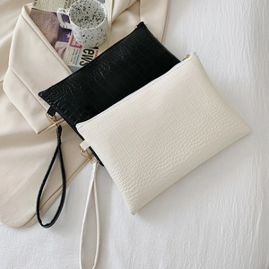 Pochette a busta minimalista con motivo a coccodrillo in nero e bianco con cinturino a polso