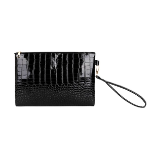 Pochette nera da donna con motivo a coccodrillo, cerniera dorata e cinturino da polso rimovibile