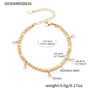 Détail de la chevillère double couche en acier doré avec cinq breloques en zircon