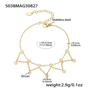 Détail de la chevillère dorée en acier inoxydable avec pendentifs en zircon et franges