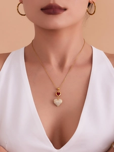 Dettaglio della collana a serpente placcata oro 18k con pendenti a doppio cuore in zirconia