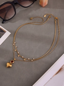 Dettagli della collana a doppio strato in oro con ciondoli a cuore in zircone e chiusura