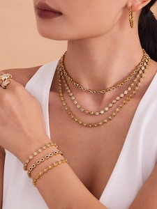 Vue détaillée d'une parure dorée infini cœur avec pavé de zircone portée par un mannequin