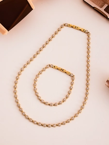 Vue détaillée du collier et bracelet infini en or sertis de zircons étincelants