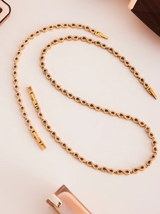 Vue détaillée du parure collier et bracelet infini dorés avec pierres en zircon