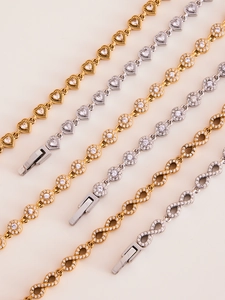 Détail de six bracelets avec cœur, cercles pavés et symboles infini en finitions or et argent