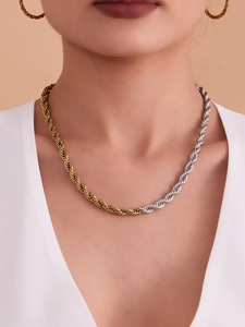 Détail du collier chaîne torsadée bicolore or et argent en acier inoxydable sur modèle