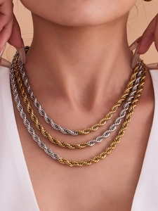 Vue détaillée d'un collier triple rang maille torsadée or et argent sur un mannequin