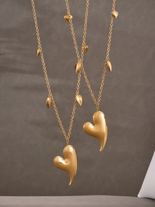 Détail macro du collier pendentif cœur doré avec une finition miroir hautement polie