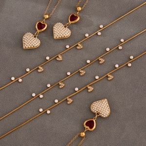 Set gioielli placcati oro con ciondoli a cuore rosso e collane con zirconi e catena snake
