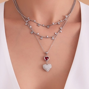 Collana a tre strati in argento con zircone a cuore rosso e pendenti in diamanti bianchi