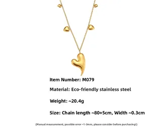 Vue verticale d'un collier pendentif cœur irrégulier plaqué or avec chaîne double épaisseur